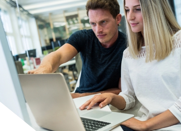 Frau und Mann an Computer